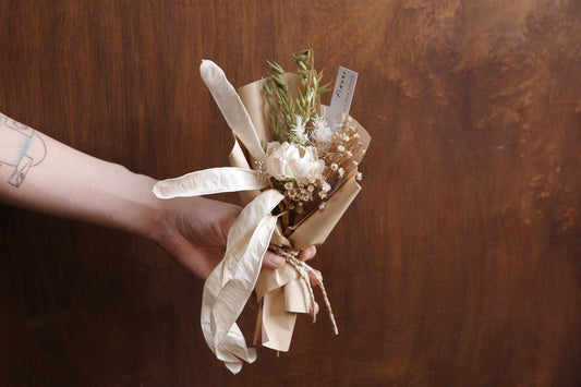 HEARTY HATI Mini Bouquet (White)