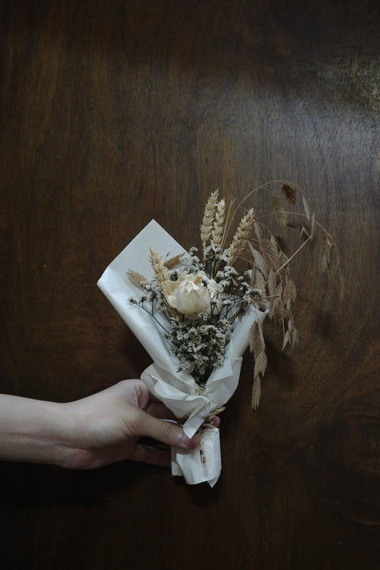 HEARTY HATI Mini Bouquet (White)